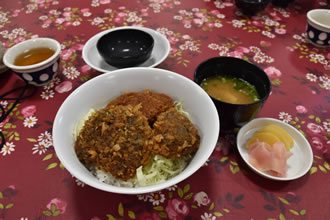 埼玉県にある三峯神社・興雲閣の大食堂宿坊食堂名物のシイタケ丼