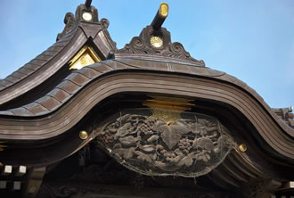 酒列磯前神社拝殿に施された「リスとブドウ」の彫刻