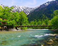 上高地・清流梓川と河童橋（イメージ）