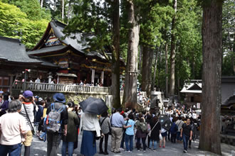 三峯神社の狛犬はオオカミです