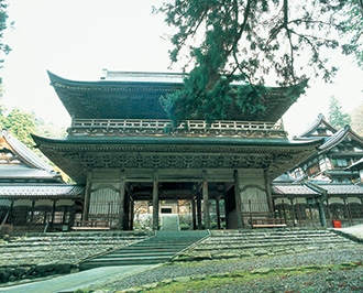 荘厳な雰囲気を放つ永平寺の山門