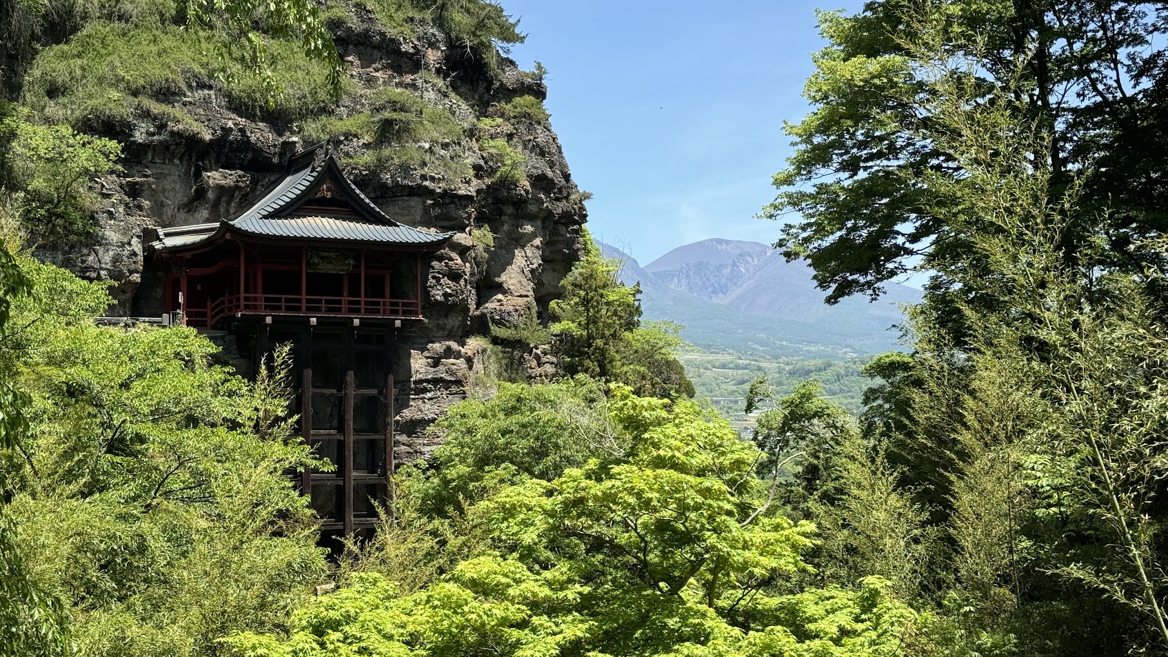 断崖絶壁にかかる布引観音は「牛にひかれて善光寺」の伝説の舞台です。