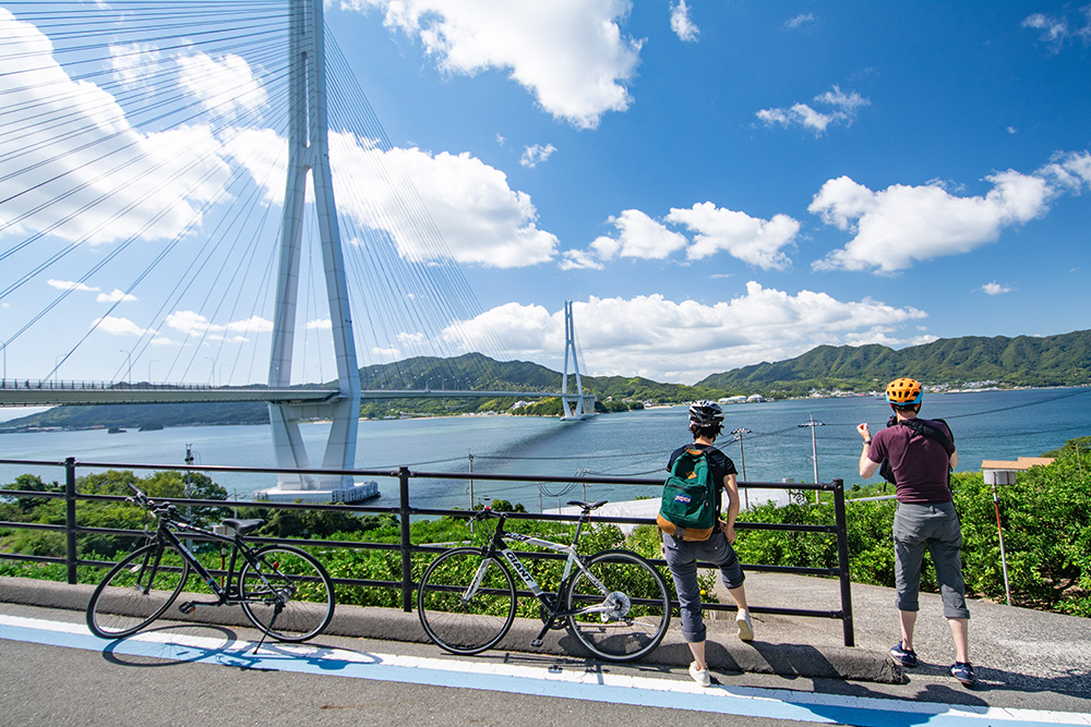 しまなみ海道多々羅大橋とサイクリスト