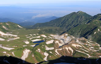 峰本社から望む室堂と地獄谷とみくりが池