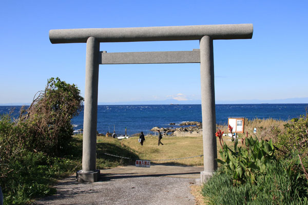 海の鳥居です。頼朝が伊豆から逃げてきたときにたどり着いた場所で、この神社で必勝を祈願し、再起を図った場所です。