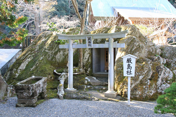 太古の昔隆起した地層でしょうか。