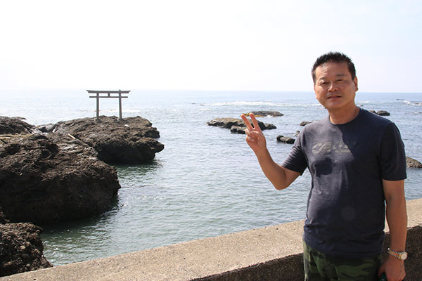 境内の正門から階段を下りると海があり、そこには神磯の鳥居があります。そこで記念写真。