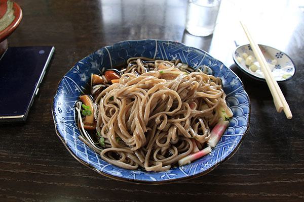 お昼はお蕎麦屋さんです。くるみ饅頭が有名ですが、この日はお盆明けでどこもお休みでした。