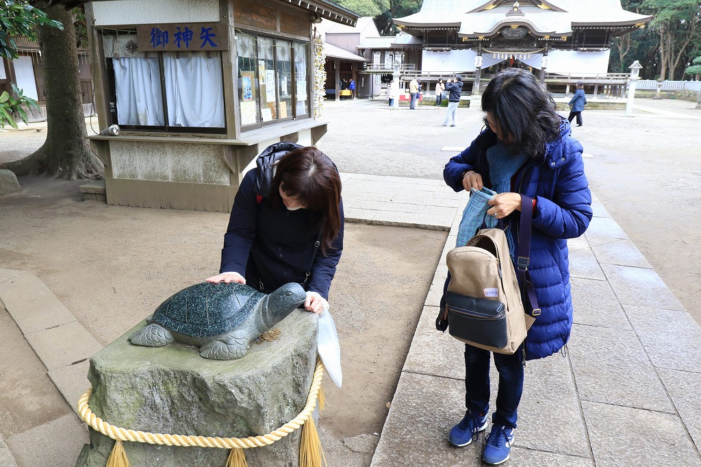 この亀の石造をなでると宝くじが当たるかも？