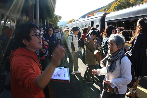 添乗員がトロッコ電車の席の手配をすべてしてくれます。