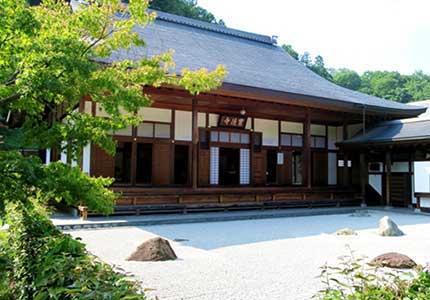 宝徳寺と紅葉のわたらせ渓谷鉄道